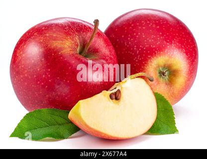 Reife rote Äpfel und Apfelscheiben isoliert auf weißem Hintergrund. Stockfoto
