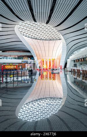 Peking, China - 12. April 2024: Terminal des Beijing Daxing New International Airport (PKX) in Peking, China. Stockfoto