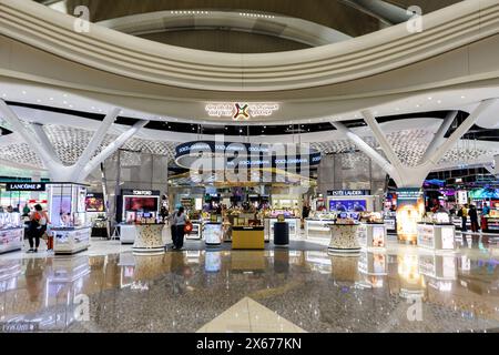 Abu Dhabi, Vereinigte Arabische Emirate - 30. März 2024: Duty-Free-Shop am Zayed International Airport Terminal A in Abu Dhabi, Vereinigte Arabische Emirate. Stockfoto