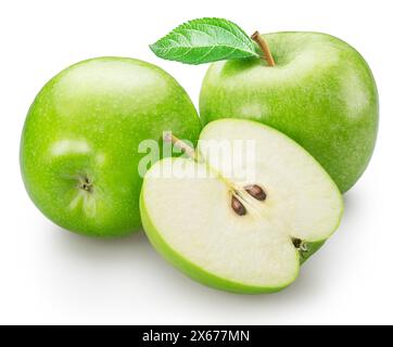 Zwei grüne Äpfel mit Blatt und die Hälfte grüner Apfel auf weißem Hintergrund. Datei enthält Beschneidungspfad. Stockfoto