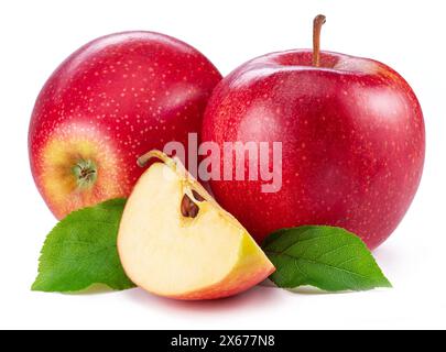 Reife rote Äpfel und Apfelscheiben isoliert auf weißem Hintergrund. Stockfoto