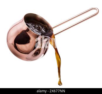 Kochendes Kaffeegetränk, das aus Kupferkaffee auf weißem Hintergrund gießt. Datei enthält Beschneidungspfad. Stockfoto
