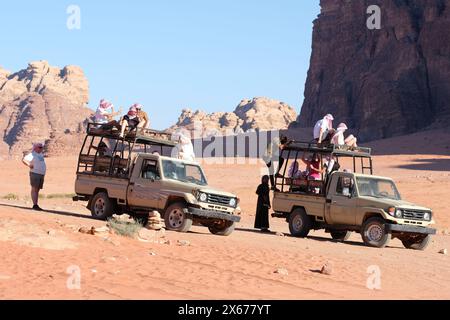 Wadi Rum, Jordaniens Touristen auf einer Tour mit dem Geländewagen durch die Wüste im Wadi Rum im August 2023 Stockfoto