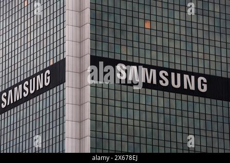 Warschau, Polen. Mai 2024. Das Samsung-Logo ist an einem Schaufenster in einer Hauptstraße in Warschau zu sehen. Das Land dürfte 2024 ein Wirtschaftswachstum von etwa 3 % verzeichnen, das durch den öffentlichen Verbrauch stark angetrieben wird. (Foto: Dominika Zarzycka/SOPA Images/SIPA USA) Credit: SIPA USA/Alamy Live News Stockfoto