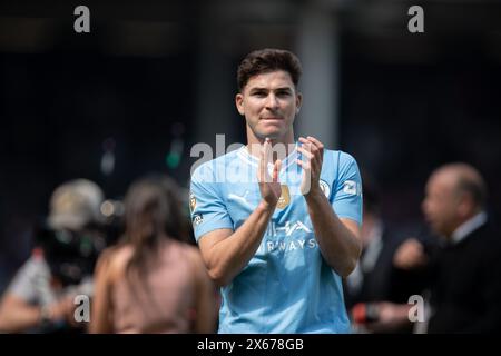 Julian Alvarez aus Manchester City applaudiert ihren Fans nach dem Spiel der Premier League zwischen Fulham und Manchester City im Craven Cottage, London am Samstag, den 11. Mai 2024. (Foto: Federico Maranesi | MI News) Stockfoto