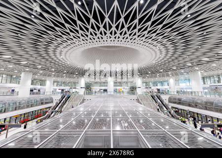 Shenzhen, China - 3. April 2024: Shenzhen Metro Transit Moderne Architektur in öffentlichen Verkehrsmitteln U-Bahn-Station Gangxia North in Shenzhen, China. Stockfoto