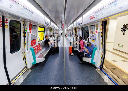 Shenzhen, China - 4. April 2024: Innenraum eines U-Bahn-Zuges vom Typ A CRRC Changchun in öffentlichen Verkehrsmitteln in Shenzhen, China. Stockfoto
