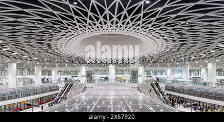 Shenzhen, China - 3. April 2024: Shenzhen Metro Transit Moderne Architektur in öffentlichen Verkehrsmitteln U-Bahn-Station Gangxia North Panorama in Shenzhen Stockfoto