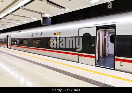 Hongkong, China - 4. April 2024: Hochgeschwindigkeitszug der China Railway CR Typ CR400AF Fuxing in Hongkong, China. Stockfoto