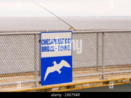 Folgen Sie der Chesapeake Bay Bridge and Tunnel, Virginia, USA. Stockfoto