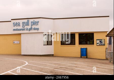 Sea Gull Pier Restaurant & Souvenirladen an der Chesapeake Bay Bridge and Tunnel, Virginia, USA. Stockfoto