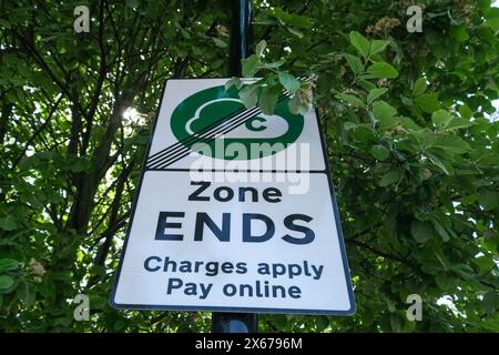 Sheffield Clean Air Zone Schild umgeben von Bäumen Stockfoto