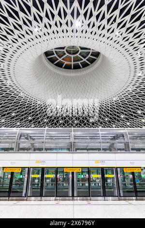 Shenzhen, China - 3. April 2024: Shenzhen Metro Transit Moderne Architektur in öffentlichen Verkehrsmitteln U-Bahn-Station Gangxia North Porträtformat in S Stockfoto