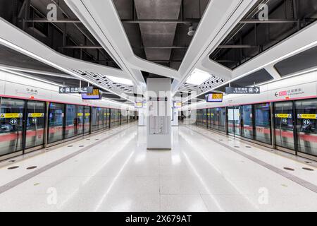 Shenzhen, China - 4. April 2024: Shenzhen U-Bahn-Station Huanancheng verkehrt mit moderner Architektur in öffentlichen Verkehrsmitteln in Shenzhen, China. Stockfoto