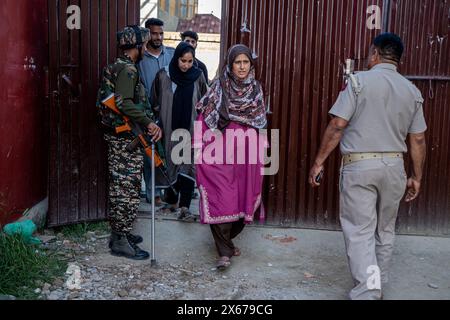 Srinagar, Indien. Mai 2024. Kaschmirfrauen betreten eine Wahlstation, um ihre Stimmen während der vierten Phase der Lok Sabha oder Unterhaus der indischen Parlamentswahlen am Stadtrand von Srinagar abzugeben. Die Parlamentswahlen 2024 in Lok Sabha (Unterhaus des Parlaments) sind die ersten großen Wahlen in Jammu und Kaschmir, seit Neu-Delhi 2019 Artikel 370, den halbautonomen Sonderstatus der Region, widerrief. Quelle: SOPA Images Limited/Alamy Live News Stockfoto