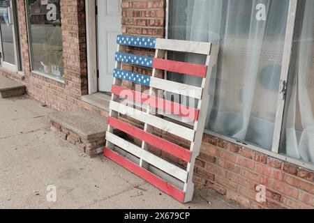 Eine Holzpalette, die der amerikanischen Flagge ähnelt, auf einem Bürgersteig vor einem Geschäft in Cass City Michigan USA Stockfoto