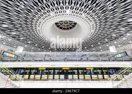 Shenzhen, China - 3. April 2024: Shenzhen Metro Transit Moderne Architektur in öffentlichen Verkehrsmitteln U-Bahn-Station Gangxia North in Shenzhen, China. Stockfoto