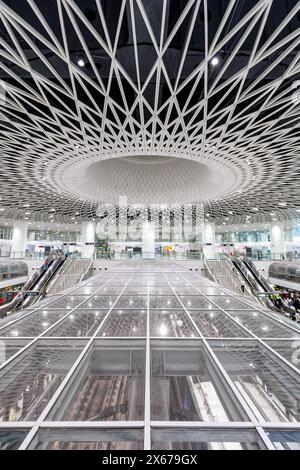 Shenzhen, China - 3. April 2024: Shenzhen Metro Transit Moderne Architektur in öffentlichen Verkehrsmitteln U-Bahn-Station Gangxia North Porträtformat in S Stockfoto