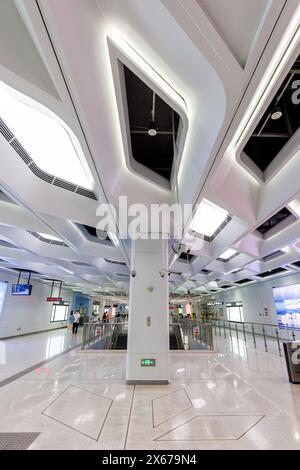 Shenzhen, China - 4. April 2024: Shenzhen U-Bahn-Station Huanancheng verkehrt mit moderner Architektur in öffentlichen Verkehrsmitteln in Shenzhen, China. Stockfoto