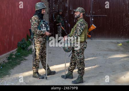 Srinagar, Indien. Mai 2024. Indische paramilitärische Truppen stehen während der vierten Phase des Lok Sabha oder Unterhauses der indischen Parlamentswahlen am Stadtrand von Srinagar Wache an einer Wahlstation. Die Parlamentswahlen 2024 in Lok Sabha (Unterhaus des Parlaments) sind die ersten großen Wahlen in Jammu und Kaschmir, seit Neu-Delhi 2019 Artikel 370, den halbautonomen Sonderstatus der Region, widerrief. (Foto: Faisal Bashir/SOPA Images/SIPA USA) Credit: SIPA USA/Alamy Live News Stockfoto