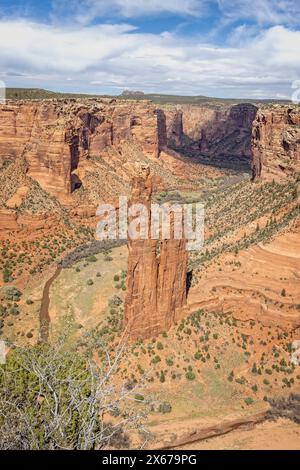 Legendärer Spider Rock – ein hoch aufragender Sandsteinturm vom Südrand des Canyon de Chelly National Monument in Arizone, USA am 19. April 2024 Stockfoto