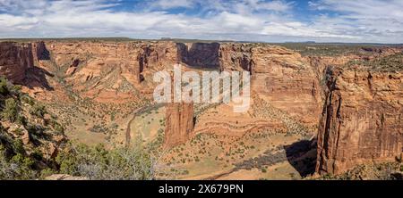 Panorama des ikonischen Spider Rock - ein hoch aufragender Sandsteinturm vom Südrand des Canyon de Chelly National Monument in Arizone, USA am 19. April Stockfoto