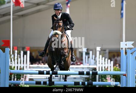 Badminton Estate, Gloucestershire, Großbritannien. Mai 2024. 2024 MARS Badminton Horse Trials Tag 5; William Fox-Pitt (GBR) reitet GRAFENNACHT während des Springens am Tag 5 Credit: Action Plus Sports/Alamy Live News Stockfoto