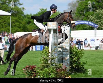 Badminton Estate, Gloucestershire, Großbritannien. Mai 2024. 2024 MARS Badminton Horse Trials Tag 5; William Fox-Pitt (GBR) reitet GRAFENNACHT während des Springens am Tag 5 Credit: Action Plus Sports/Alamy Live News Stockfoto