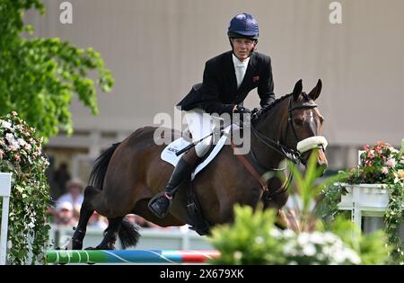 Badminton Estate, Gloucestershire, Großbritannien. Mai 2024. 2024 MARS Badminton Horse Trials Tag 5; William Fox-Pitt (GBR) reitet GRAFENNACHT während des Springens am Tag 5 Credit: Action Plus Sports/Alamy Live News Stockfoto