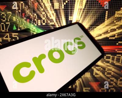 Konskie, Polen - 12. Mai 2024: Logo des Unternehmens Crocs auf dem Mobiltelefon Stockfoto