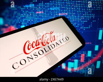 Konskie, Polen – 12. Mai 2024: Das Firmenlogo von Coca-Cola wird auf dem Mobiltelefon angezeigt Stockfoto