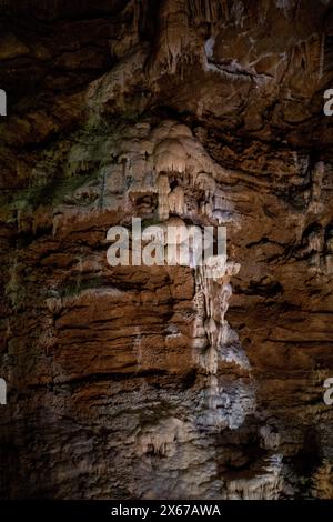 Stalaktit während eines touristischen Besuchs der Gouffre de Padirac, einer natürlichen Höhle, in der ein unterirdischer Fluss fließt, im Departement Lot in der Occitanie r Stockfoto