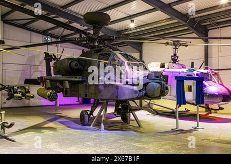 MIDDLE WALLOP, Großbritannien, 13. Mai 2024, das Army Flying Museum in Middle Wallop, Hampshire, startete seine neue Ausstellung Apache AH Mk.1 Angriffshubschrauber · ZJ224, der mit dem 656 Squadron Army Air Corps in Afghanistan diente. Am 15. Januar 2007 war es einer von zwei Apache-Hubschraubern, die Truppen auf ihren Flügeln nach Jugroom Fort in der Provinz Helmand transportierten, um einen tödlich verletzten Kameraden zu retten. Mit dem Ausscheiden des Apache AH Mk.1 wurde die Leitung an das fortgeschrittene Apache AH-64E Modell übergeben, das nun vom Army Air Corps geflogen wird. Quelle: John Rose Photography/Alamy Live News Stockfoto