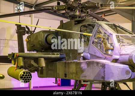 MIDDLE WALLOP, Großbritannien, 13. Mai 2024, das Army Flying Museum in Middle Wallop, Hampshire, startete seine neue Ausstellung Apache AH Mk.1 Angriffshubschrauber · ZJ224, der mit dem 656 Squadron Army Air Corps in Afghanistan diente. Am 15. Januar 2007 war es einer von zwei Apache-Hubschraubern, die Truppen auf ihren Flügeln nach Jugroom Fort in der Provinz Helmand transportierten, um einen tödlich verletzten Kameraden zu retten. Mit dem Ausscheiden des Apache AH Mk.1 wurde die Leitung an das fortgeschrittene Apache AH-64E Modell übergeben, das nun vom Army Air Corps geflogen wird. Quelle: John Rose Photography/Alamy Live News Stockfoto