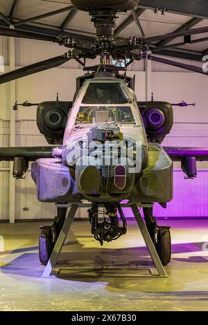 MIDDLE WALLOP, Großbritannien, 13. Mai 2024, das Army Flying Museum in Middle Wallop, Hampshire, startete seine neue Ausstellung Apache AH Mk.1 Angriffshubschrauber · ZJ224, der mit dem 656 Squadron Army Air Corps in Afghanistan diente. Am 15. Januar 2007 war es einer von zwei Apache-Hubschraubern, die Truppen auf ihren Flügeln nach Jugroom Fort in der Provinz Helmand transportierten, um einen tödlich verletzten Kameraden zu retten. Mit dem Ausscheiden des Apache AH Mk.1 wurde die Leitung an das fortgeschrittene Apache AH-64E Modell übergeben, das nun vom Army Air Corps geflogen wird. Quelle: John Rose Photography/Alamy Live News Stockfoto