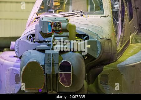 MIDDLE WALLOP, Großbritannien, 13. Mai 2024, das Army Flying Museum in Middle Wallop, Hampshire, startete seine neue Ausstellung Apache AH Mk.1 Angriffshubschrauber · ZJ224, der mit dem 656 Squadron Army Air Corps in Afghanistan diente. Am 15. Januar 2007 war es einer von zwei Apache-Hubschraubern, die Truppen auf ihren Flügeln nach Jugroom Fort in der Provinz Helmand transportierten, um einen tödlich verletzten Kameraden zu retten. Mit dem Ausscheiden des Apache AH Mk.1 wurde die Leitung an das fortgeschrittene Apache AH-64E Modell übergeben, das nun vom Army Air Corps geflogen wird. Quelle: John Rose Photography/Alamy Live News Stockfoto
