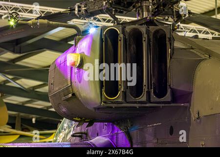 MIDDLE WALLOP, Großbritannien, 13. Mai 2024, das Army Flying Museum in Middle Wallop, Hampshire, startete seine neue Ausstellung Apache AH Mk.1 Angriffshubschrauber · ZJ224, der mit dem 656 Squadron Army Air Corps in Afghanistan diente. Am 15. Januar 2007 war es einer von zwei Apache-Hubschraubern, die Truppen auf ihren Flügeln nach Jugroom Fort in der Provinz Helmand transportierten, um einen tödlich verletzten Kameraden zu retten. Mit dem Ausscheiden des Apache AH Mk.1 wurde die Leitung an das fortgeschrittene Apache AH-64E Modell übergeben, das nun vom Army Air Corps geflogen wird. Quelle: John Rose Photography/Alamy Live News Stockfoto