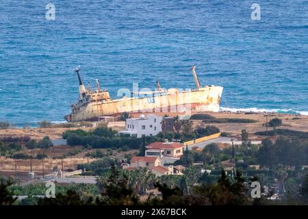 Das Schiffswrack von Edro 111 auf den Felsen in der Nähe von Peyia, Paphos, Zypern. Das Schiff lief während eines Sturms im Dezember 2011 auf Grund. Stockfoto