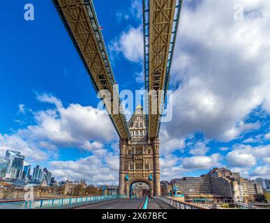 Blick von unten auf die Korridore und oberen Plattformen der verglasten Gänge der Tower Bridge und der Straße oder Autobahn, die unter den Türmen vorbeiführt Stockfoto