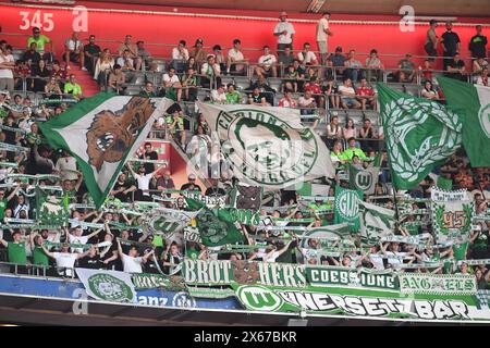 München, Deutschland. Mai 2024. MÜNCHEN, DEUTSCHLAND - 12. MAI: Fans VfL Wolfsburg während des Bundesliga-Spiels zwischen FC Bayern München und VfL Wolfsburg in der Allianz Arena am 12. Mai 2024 in München.240512 SEPA 24 069 - 20240513 PD5649 Credit: APA-PictureDesk/Alamy Live News Stockfoto