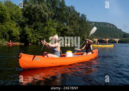 Naturausflug in einem Kanu-Kajakboot auf der Dordogne während eines Sommerurlaubs im französischen Perigord am 13. August 2021. Sortie Nature en bateau Stockfoto