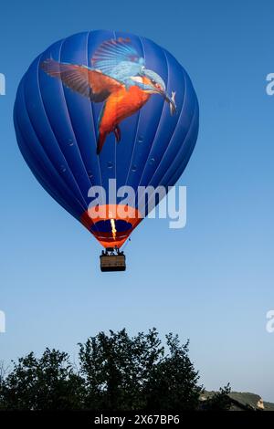 Heißluftballon am Himmel bei Sonnenuntergang in Castelnaud-la-Chapelle in der Dordogne während eines Sommerurlaubs im Perigord in Frankreich am 13. August 2021. Mo Stockfoto