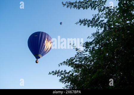 Heißluftballon am Himmel bei Sonnenuntergang in Castelnaud-la-Chapelle in der Dordogne während eines Sommerurlaubs im Perigord in Frankreich am 13. August 2021. Mo Stockfoto