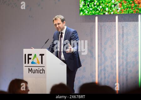 München, Deutschland. Mai 2024. Stefan Rummel beim Rundgang durch die IFAT München Messe am 13.5.2024 in München. Die IFAT ist die Weltleitmesse für Wasser-, Abwasser-, Abfall- und Rohstoffwirtschaft. -- Stefan Rummel bei der Tour durch die IFAT München am 13. Mai 2024 in München. Die IFAT ist die weltweit führende Fachmesse für Wasser-, Abwasser-, Abfall- und Rohstoffwirtschaft. (Foto: Alexander Pohl/SIPA USA) Credit: SIPA USA/Alamy Live News Stockfoto