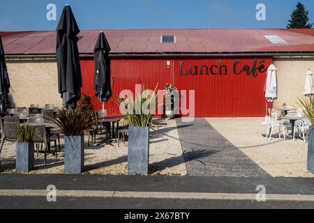 Terrasse eines Restaurants mit Cafés zum Mittagessen in Montignac-Lascaux in der Dordogne während eines Sommerurlaubs im französischen Perigord am 14. August; Stockfoto