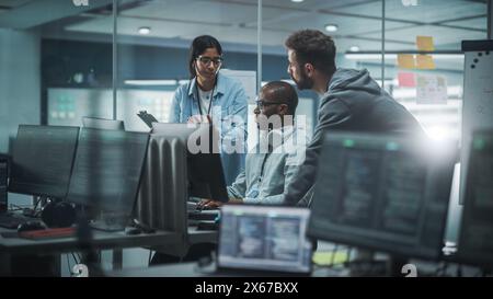 Verschiedene Fachgruppen treffen sich im modernen Büro: IT-Programmierer verwenden Computer, sprechen Strategie, diskutieren Planung. Spezialisten Entwickeln Innovative Software. Ingenieure Entwickeln Inspirierende App Stockfoto