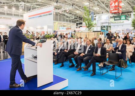 München, Deutschland. Mai 2024. Stefan Rummel beim Rundgang durch die IFAT München Messe am 13.5.2024 in München. Die IFAT ist die Weltleitmesse für Wasser-, Abwasser-, Abfall- und Rohstoffwirtschaft. -- Stefan Rummel bei der Tour durch die IFAT München am 13. Mai 2024 in München. Die IFAT ist die weltweit führende Fachmesse für Wasser-, Abwasser-, Abfall- und Rohstoffwirtschaft. (Foto: Alexander Pohl/SIPA USA) Credit: SIPA USA/Alamy Live News Stockfoto