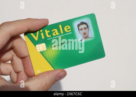 Krankenversicherungskarte für junge Männer des nationalen Gesundheitssystems in Frankreich, Carte Vitale (Übersetzung: „Vitalkarte“) Stockfoto