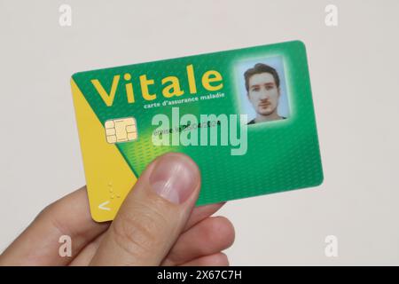 Krankenversicherungskarte für junge Männer des nationalen Gesundheitssystems in Frankreich, Carte Vitale (Übersetzung: „Vitalkarte“) Stockfoto