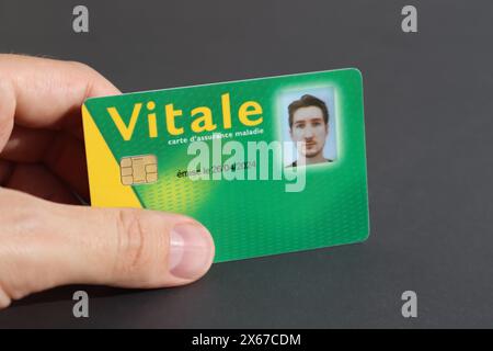 Krankenversicherungskarte für junge Männer des nationalen Gesundheitssystems in Frankreich, Carte Vitale (Übersetzung: „Vitalkarte“) Stockfoto